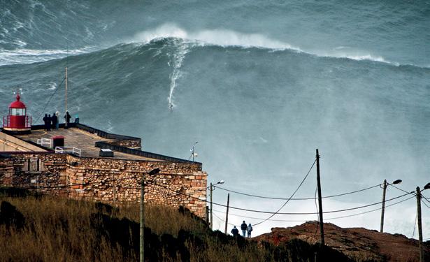Figura 2/ O surf nas ondas gigantes da Nazaré. Foto de Nazaré Qualifica, Tó Manel Ao longo de séculos, as ondas gigantes da Nazaré (Figura 2) foram consideradas uma ameaça para os pescadores.