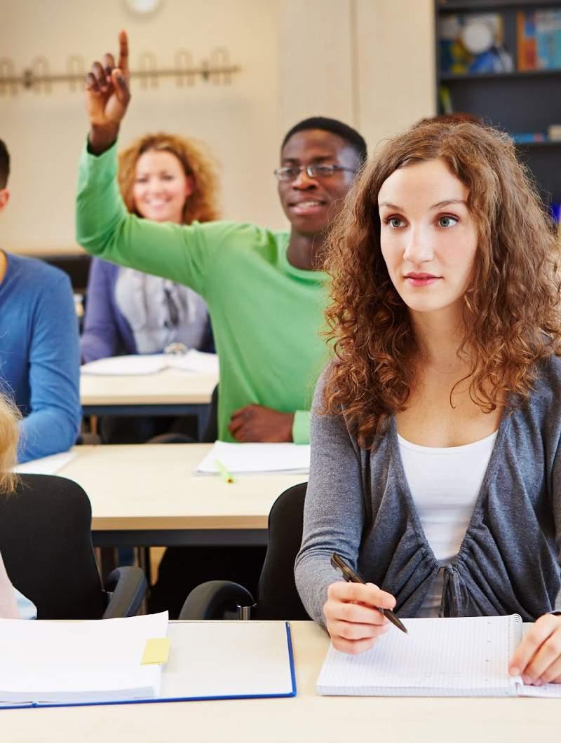 JANELA Intervalo ocioso entre duas aulas do professor, a janela, é o elemento mais indesejado do horário, pois faz o professor perder tempo ou a escola ter de pagar por ela.