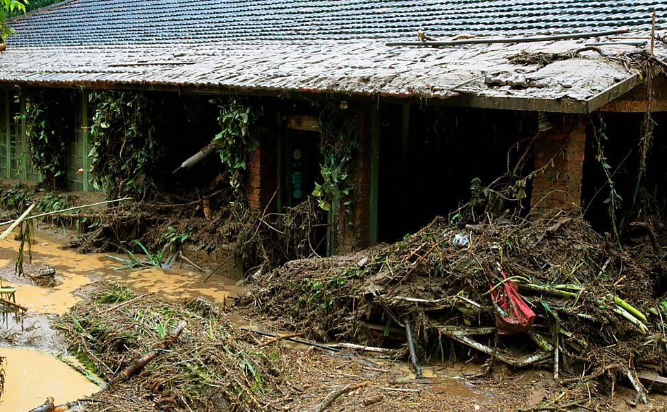 Para o Governo Federal, é melhor remediar do que prevenir Segundo dados da ONG Contas Abertas, em 2010, foram gastos R$ 2,3 bilhões com a reconstrução das áreas atingidas pelas catástrofes.