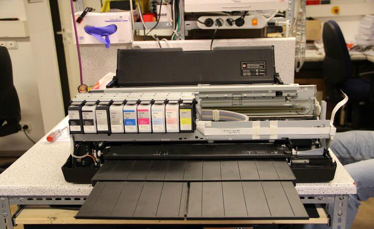 Como os demais componentes de um computador, ela é feita principalmente por metais e plásticos Existem vários tipos de impressoras, mas os mais comuns para o usuário doméstico são as impressoras de
