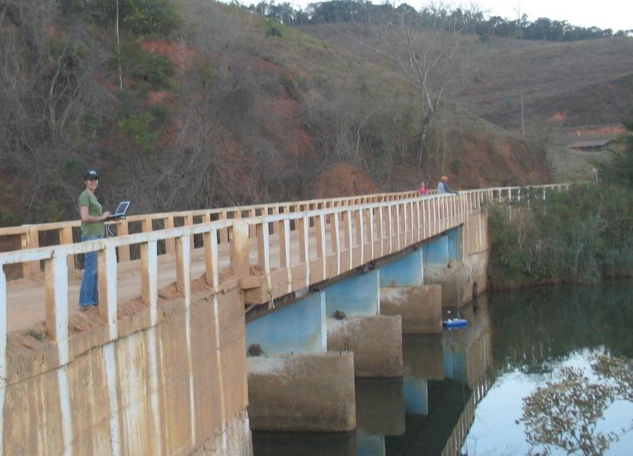 água. Por comodidade, as medições deveriam ter sido feitas do outro lado da ponte, a montante, evitando o problema ao passar pelas pilastras. Figura 29 - Medição de vazão com ADCP.