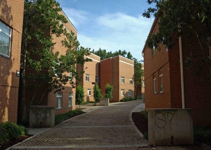 campus. Quando me mudei para Clemson, passei a morar dentro do campus da universidade, em um dormitório dentro do campus chamado Calhoun Courts, onde os intercambistas são geralmente alocados.