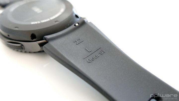 Numa das laterais (a direita, se o relógio for colocado no pulso esquerdo) estão os dois botões físicos do relógio, o de cima tem a função de retroceder e o de baixo de abrir o menu de
