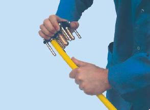 A ferramenta calibradora/chanfradora deve ser utilizada até o fundo, para que a fresa da ferramenta quando rotacionada com força no tubo possa