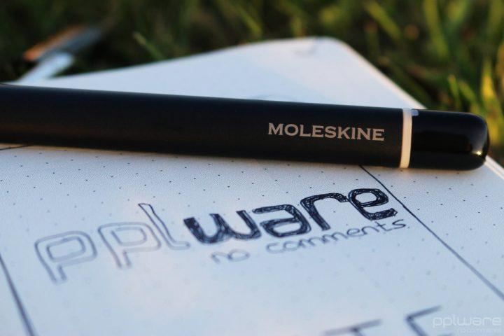 A Moleskin Pen+, no fundo, é uma caneta com tinta preta, como tantas outras, mas que conta com bastante tecnologia agregada.
