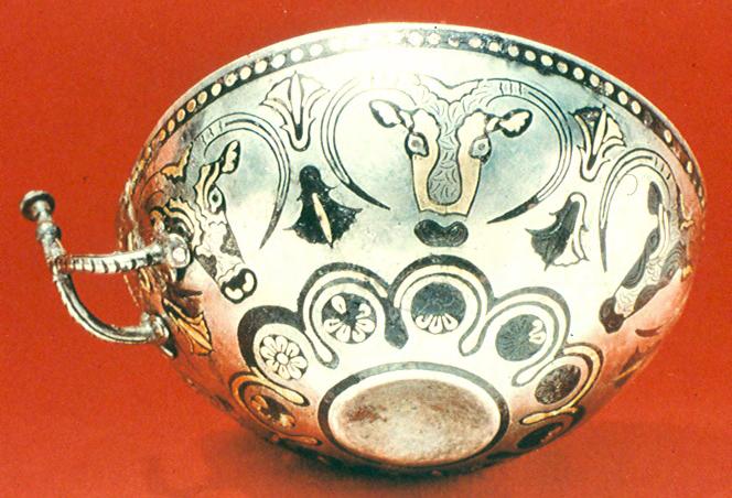 Arte ourivesaria incrustação Silver cup with gold and niello inlay, from Enkomi, the