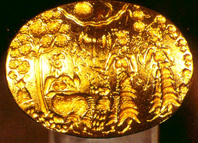 Cena bucólica num anel Encontrado no Círculo Tumular A em Micenas, este engaste cinzelado, com a altura de 3 cm, ornamenta um anel de ouro.