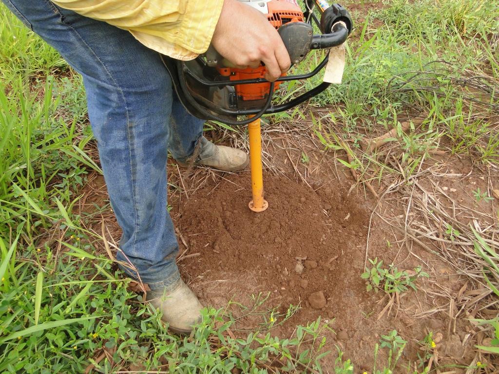 Figura 10. Preparo de berço com cavadeira mecanizada, Barra Longa, MG. 2.7.2. Isolamento de fonte de degradação A área 2 está situada num pasto onde transita gado.