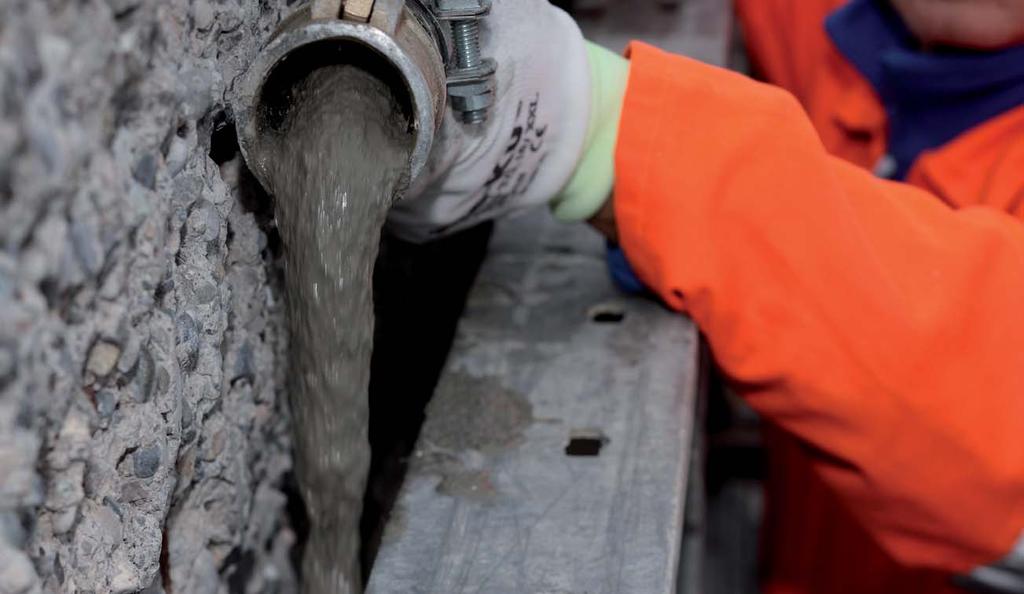 mistura cerca de 1h cerca de 1h cerca de 1h Resistência à compressão > 75 MPa a 28 dias > 65 MPa a 28 dias > 70 MPa a 28 dias Resistência à flexão 12 MPa a 28 dias 10 MPa a 28 dias > 16 MPa a 28 dias