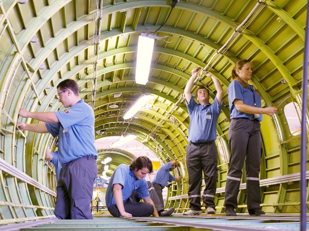 UNIDADES DE NEGÓCIO SERVIÇOS MRO Aviação de Defesa Aviação Comercial e Executiva Motores e