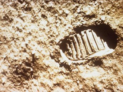 Questão 2) (1 ponto) Em 20 de julho de 1969 dois astronautas caminharam sobre a Lua pela primeira vez. Foi um feito histórico.