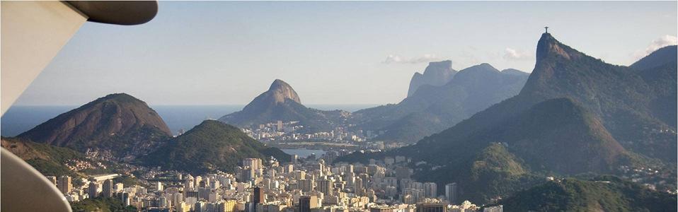 A Cidade do Rio de Janeiro e a COMLURB Rio: território e população: 1.100 km2 e 6 milhões de habitantes COMLURB: 20.100 empregados 9.