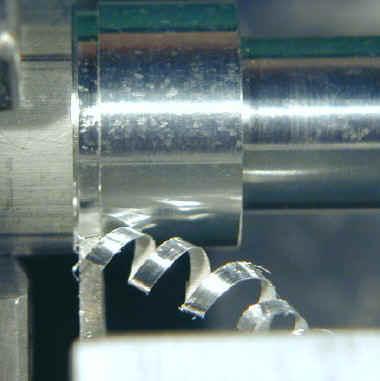 Tornos podem ser usados como lixadeiras, como máquinas para repuxo de metais (metal spinning, técnica para produzir objetos de diferentes formas a partir de chapas planas de metal), etc.