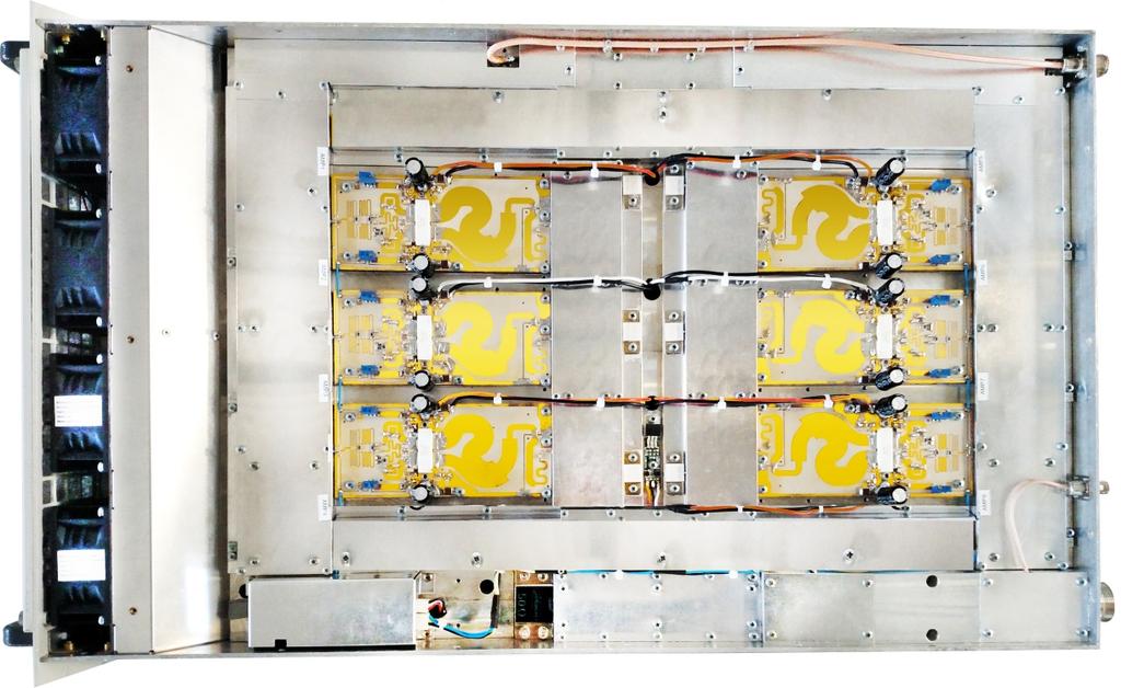 contendo duas fontes de 3.000W cada (perfazendo um total de 6.