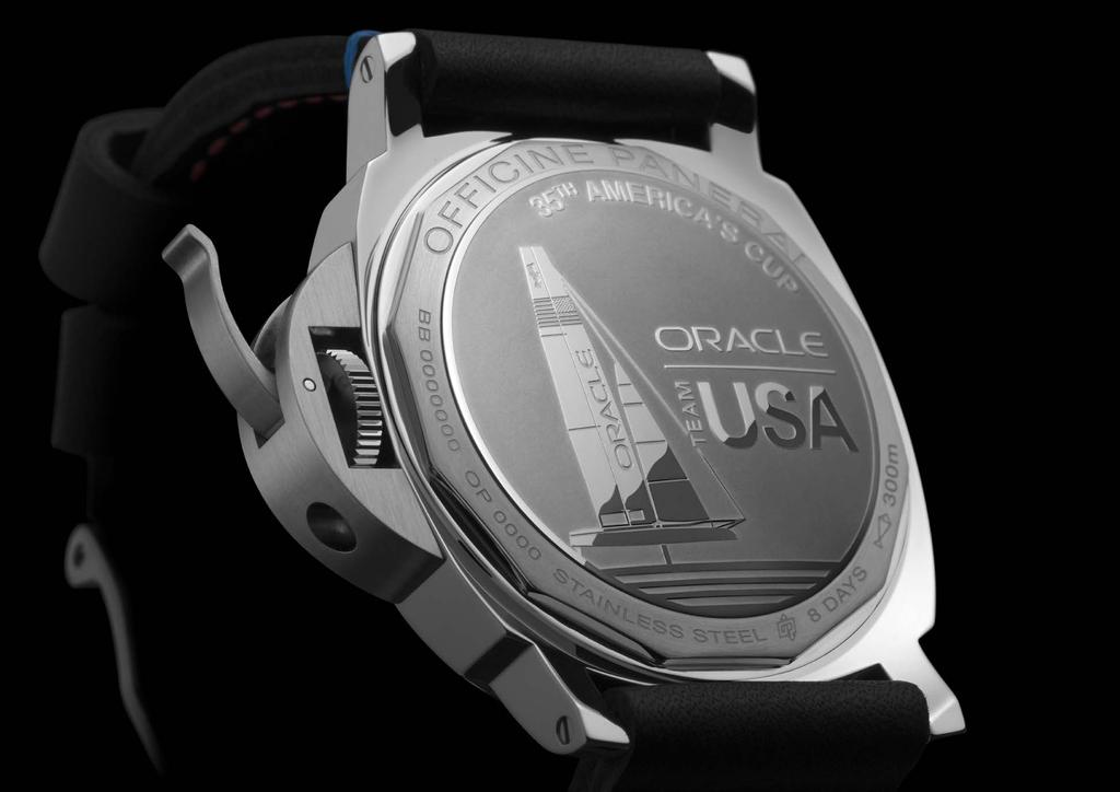 À semelhança de outros Relógios Oficiais dedicados pela Panerai à ORACLE TEAM USA por ocasião da America s Cup de 2017, é também personalizado pelos pequenos detalhes usando as cores oficiais do