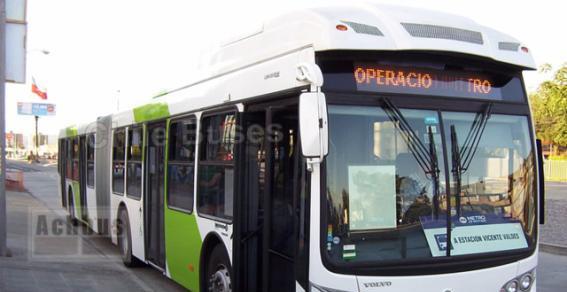 BRT - Tipos de Estrutura para Embarque Estações para ônibus de piso baixo São Paulo - Brasil TransSantiago - Chile