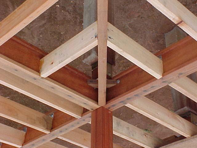 As peças compostas de madera serrada, soldarzadas contnuamente por pregos, possuem vasta aplcação como materal estrutural, desde vgas para nstalações resdencas e ndustras (fg.