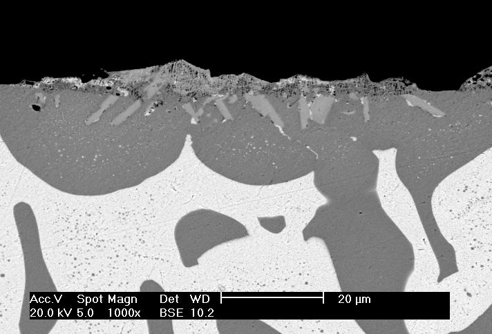 10. Na figura a seguir, tem-se uma imagem de uma microestrutura obtida por meio de microscopia eletrônica de varredura. É destacada na imagem a presença das fases A, B, C e D.