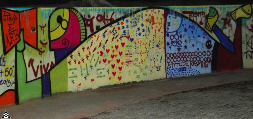 As possibilidades de interações do graffiti na escola. 1) Aulão Gigante Proposta: Criar uma pintura coletiva, onde todos participam ativamente da construção de um personagem ou elemento gigante.