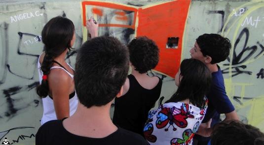 Essa é uma aula interessante para alunos que nunca tiveram contato com o grafite e também para os que não possuem aptidão artística. Permite grande liberdade de experimentar, criar, inclusive errar.