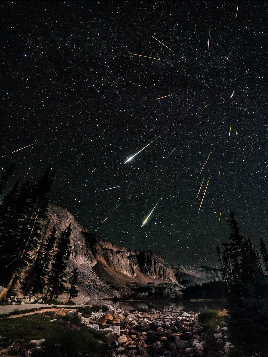 Chuvas de meteoros Quando a Terra cruza um rastro de poeira deixado por cometas Algo como muitas estrelas cadentes