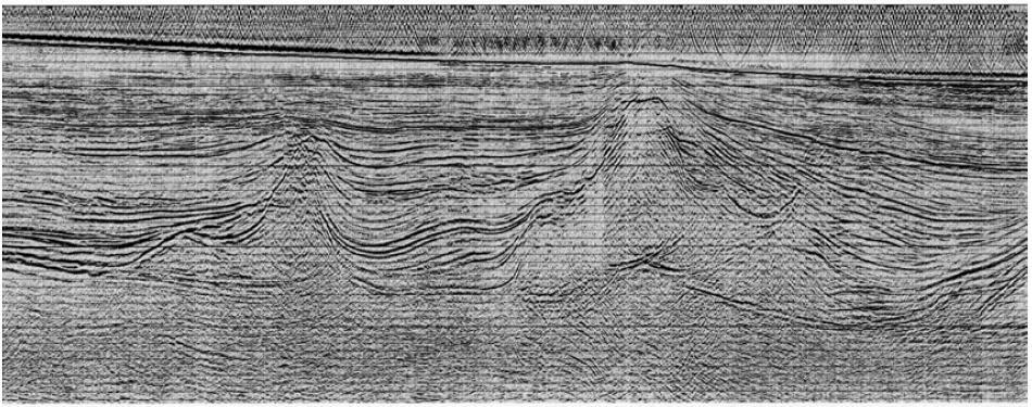 Figura 8: Exemplo de seção sísmica 2D marítima. Observar a reflexão do fundo do mar e as deformações resultantes de halocinese.