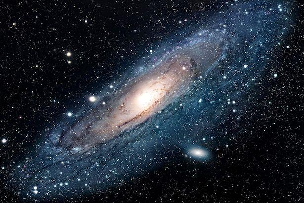 Formação das Galáxias As galáxias espirais têm diâmetros que variam de 20 mil anos-luz até mais de 100 mil anos-luz.