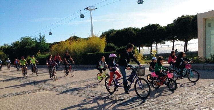 Foto João Bernardino Comboios de Bicicleta São um bom exemplo de um mecanismo utilizado para levar mais alunos a ir de bicicleta para a escola em que adultos, pais, professores ou monitores, permitem