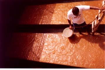 Resíduos sólidos das mais diversas atividades industriais podem ser incorporados em argilas para fabricação de produtos de cerâmica vermelha.