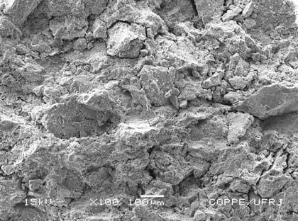 Figura 4: Micrografia obtida por MEV da região de fratura da cerâmica com 10% em peso de lodo de filtro de ETA queimada a 700 C.