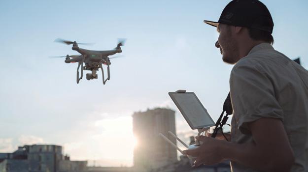 A recomendação é que voos com drone não superem os 30 metros, principalmente em espaço urbano logado pela Agência Nacional de Telecomunicações (Anatel); que drone e piloto estejam cadastrados nos