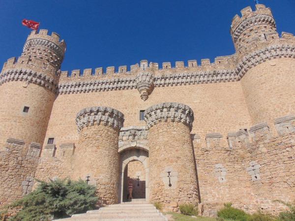 Castelo de Manzanares el Real Passear pela Europa é viajar no tempo e alguns lugares só reforçam esta sensação, como é o caso do Castelo de Manzanares el Real, um palácio-fortaleza construído no