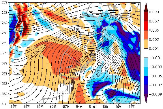 Nota-se que o máximo de umidade se concentrou até 850 hpa, aproximadamente entre a faixa de latitudes 28S-33S, indicando que a advecção de umidade sobre as serras gaúcha e catarinense teve maior