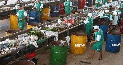 SIMBOLOGIA PARA EMBALAGENS Como no Brasil o aspecto social relacionado à coleta seletiva, através da inserção dos catadores de materiais recicláveis no processo é fator determinante,