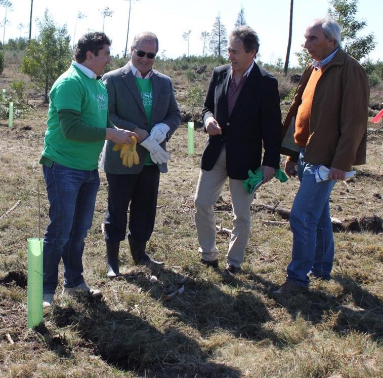 000 árvores e arbustos autóctones (carvalho, azevinho, tramazeira, entre outras) facilitando assim, a recarga do aquífero através da infiltração da precipitação e da sua circulação em profundidade.