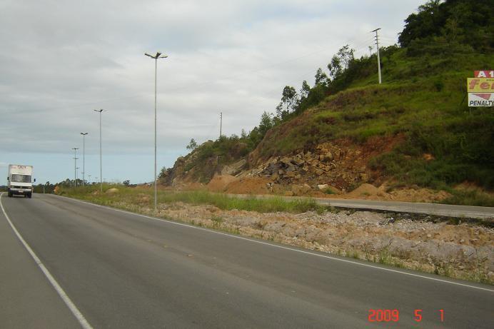 Observa-se que todo a trânsito está passando por uma via coletora, en- bituba.