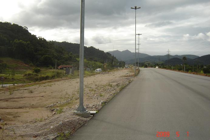 aterrado - cabeceira sul da ponte sobre o rio Araa ponte do Rio Araçatuba. trânsito. A outra ponte ( sentido Sul/Norte) não foi iniciada.