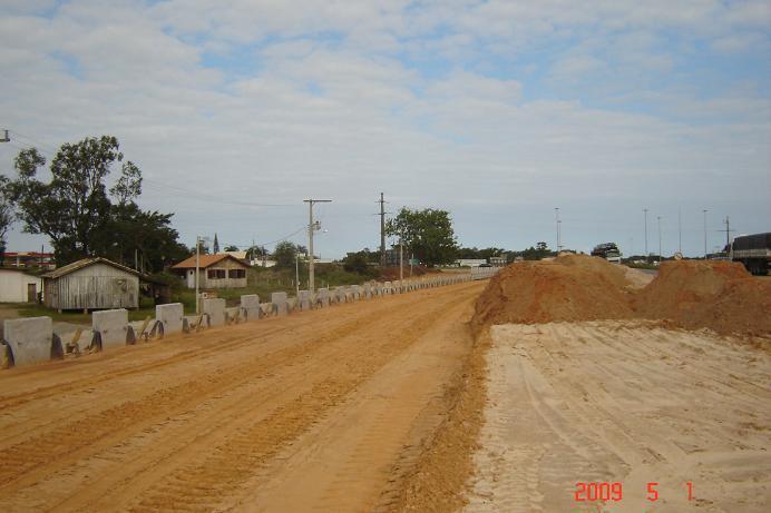 EMPRESAS COMENTÁRIO: Viaduto simples de acesso a Garopaba. Iniciando as fun- COMENTÁRIO: Iniciando a execução das barreiras de segurança, que fa- COMENTÁRIO: Obras do acesso norte a Imbituba.