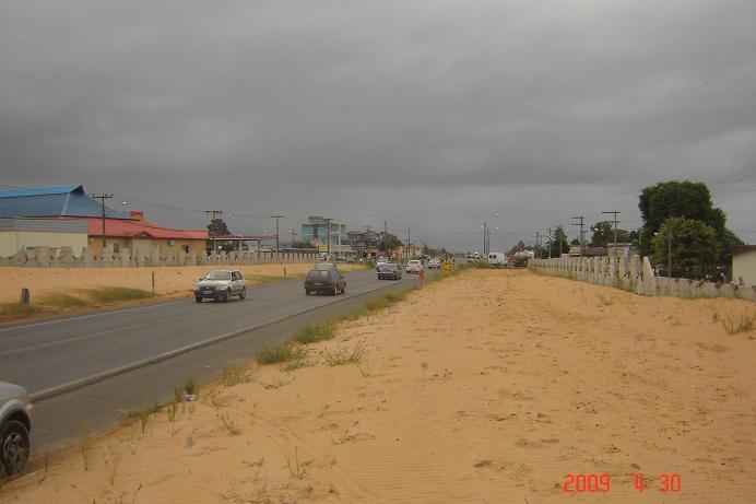 EMPRESAS COMENTÁRIO: Parte das contenções e terraplenagem para cabeceiras COMENTÁRIO: Vista do local onde será edificada a passagem inferior COMENTÁRIO: Pista Sul/ Norte, e ao fundo, obra de arte