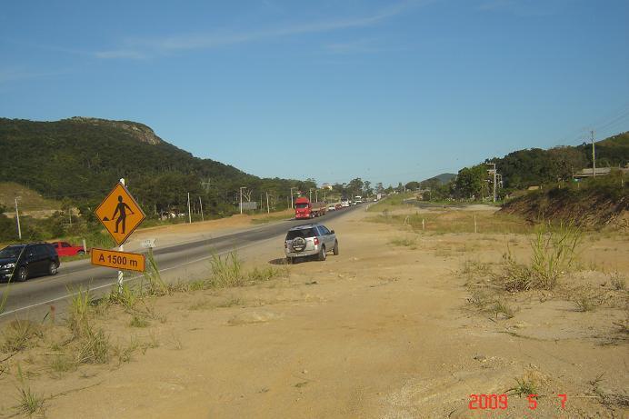 Vigas e tabu- COMENTÁRIO: Local previsto para construção do viaduto duplo de COMENTÁRIO: Ponte sobre o Rio Cambirela, sentido Norte- Sul.