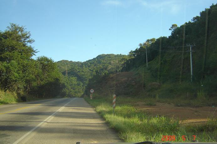 Sul - em COMENTÁRIO: Corte volumoso, com incidência de rochas, no COMENTÁRIO: Início do Morro dos Cavalos -Sentido Norte /SUL.