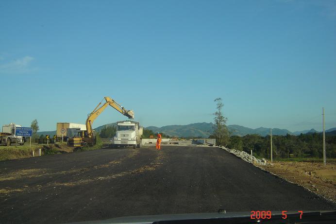 Observa-se que a pavimentação da da Pinheira. Os serviços de aterros e pavimentação das cabeceiras foram do Rio da Madre, não executados.