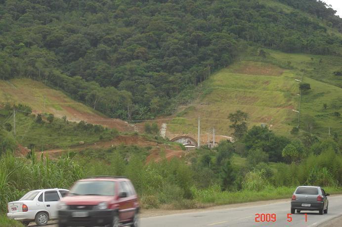 Norte/Sul) sobre o COMENTÁRIO: Obras da passagem inferior de acesso a cidade de COMENTÁRIO: Obras de execução das bases do pavimento do trecho da