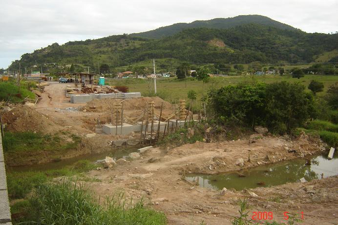 sul. camento do túnel. de rocha, nas proximidades da ponte s/ rio da Penha Vigas pré fabricadas, no local. FLORIANÓPOLIS mai/09 8