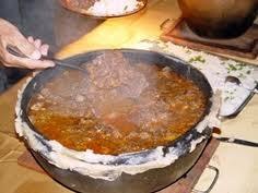 A culinária do Paraná foi influenciada pelos indígenas e portugueses, um dos costumes dos indígenas era preparar a carne diretamente no chão, eles cavavam um buraco para impedir queimaduras.