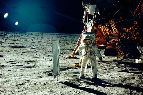 CORRIDA ESPACIAL Kennedy faz um pronunciamento convocando os EUA para enviar um homem à lua e trazê-lo de volta à salvo até o fim da década 25 de maio de 1961 Apolo 11 foi lançada à lua em 16 de