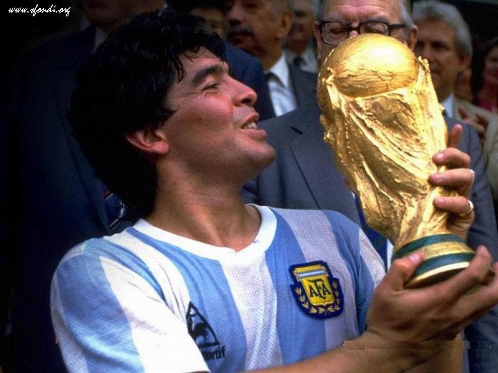 MARADONA Diego Armando Maradona Data de Nascimento: 30/10/1960 Local: Lanús, Argentina Altura: 1,65 Peso no auge da carreira: 63 kg Pé: Esquerdo Posição em que atuava: Meio campo Duração da carreira