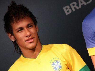 NEYMAR Neymar da Silva Santos Junior Data de Nascimento: 05/02/1992 Local: Mogi das Cruzes, São Paulo, Brasil Altura: 1,74 Peso: 64 kg Pé: Direito Posição em que atua: