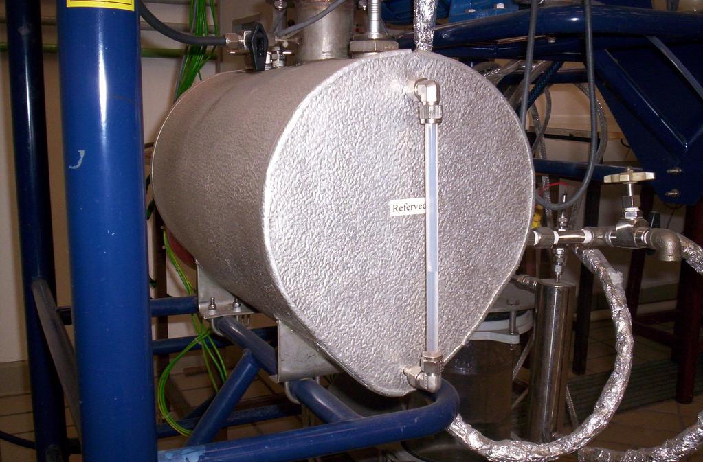 19 protege a resistência elétrica de um possível sobre-aquecimento quando a quantidade de mistura no interior do aquecedor estiver baixa. A figura 2.7 mostra a base da coluna de destilação.