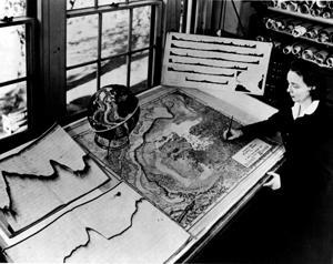 Marie Tharp e Bruce Heezen, trabalharam com Maurice Ewring e anos mais tarde, dedicaram-se a mapear o assoalho oceânico; Tharp